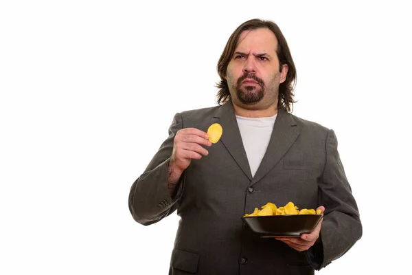 Gordo caucásico hombre de negocios sosteniendo tazón de patatas fritas y pensando —  Fotos de Stock