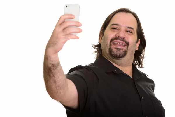 Glücklicher dicker Kaukasier lächelt, während er ein Selfie mit dem Handy macht — Stockfoto