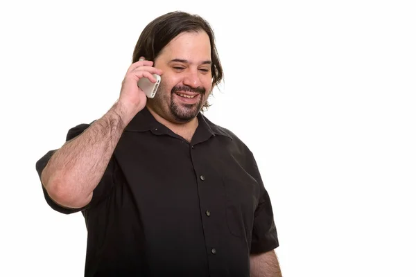幸せな脂肪白人男性笑顔ながら話して上の携帯電話 — ストック写真