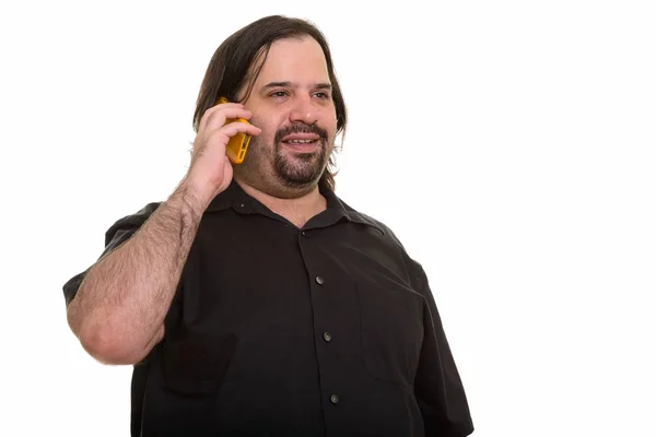 Щасливий товстий кавказький чоловік посміхається і розмовляє по мобільному телефону. — стокове фото