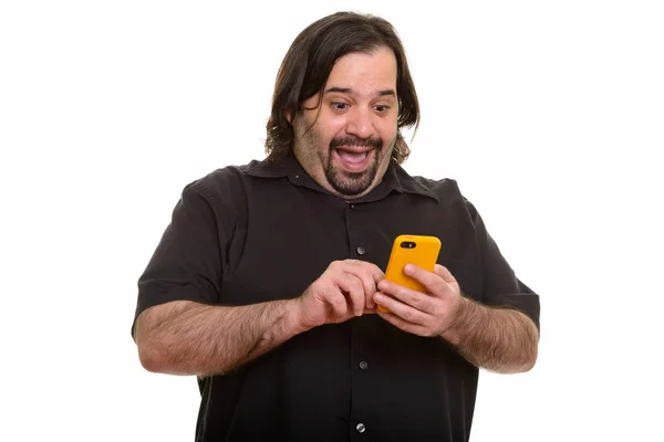 Glad fet vit man skrattar när du använder mobiltelefon — Stockfoto