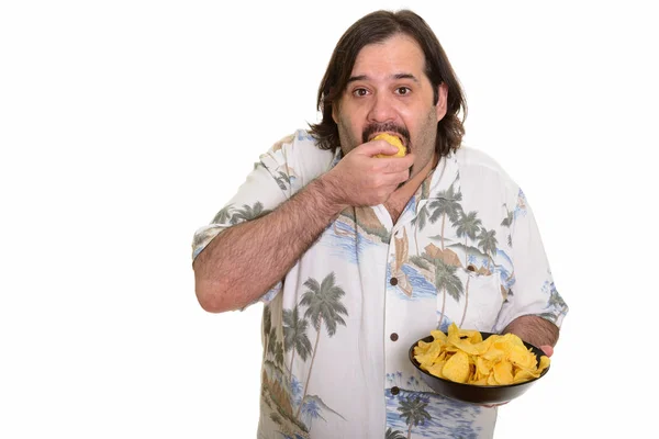 Fat Caucasian man eating mouthful of chips ready for vacation — Stock Photo, Image