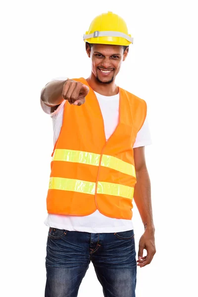 Gelukkig Afrikaanse jongeman bouwvakker glimlachen terwijl pointi — Stockfoto