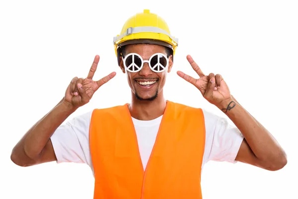 Pracownik budowlany młody człowiek Afryki szczęśliwy, uśmiechnięty jak nosisz — Zdjęcie stockowe