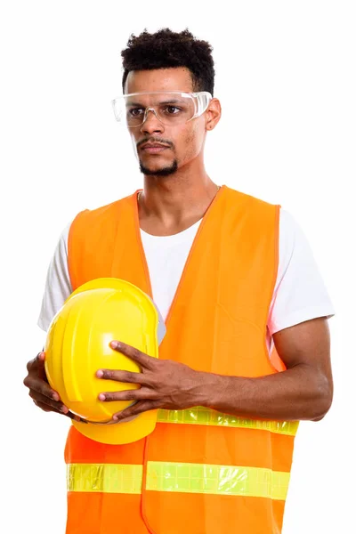 安全ヘルメット ウコンを保持若いアフリカ人の建設労働者 — ストック写真