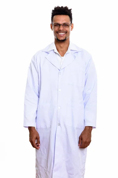 Студийный снимок молодого счастливого африканского врача улыбающегося, пока Стэн — стоковое фото