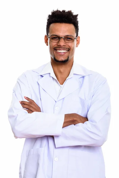 Jovem homem africano feliz médico sorrindo com os braços cruzados — Fotografia de Stock