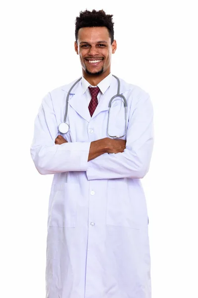 Молодой счастливый африканский врач улыбается и стоит с руками кр. — стоковое фото