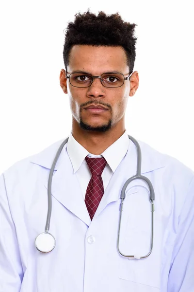 スタジオショットの若いアフリカ人男性医師眼鏡をかけて — ストック写真
