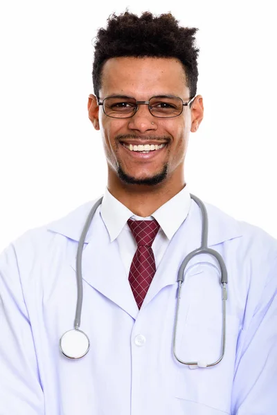 Joven hombre africano feliz médico sonriendo mientras usa anteojos — Foto de Stock