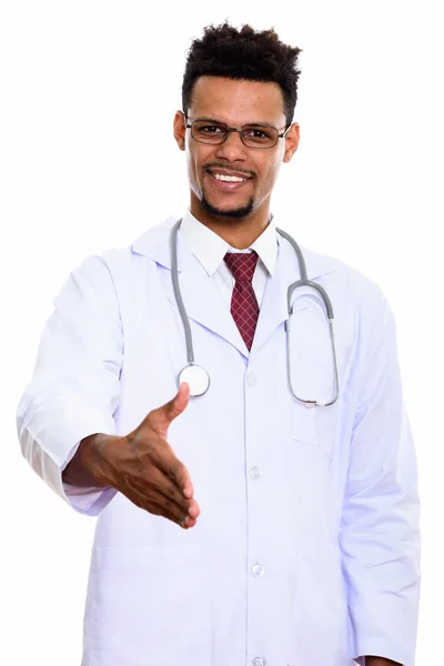 若い幸せなアフリカ人男性医師笑顔と握手を与える — ストック写真