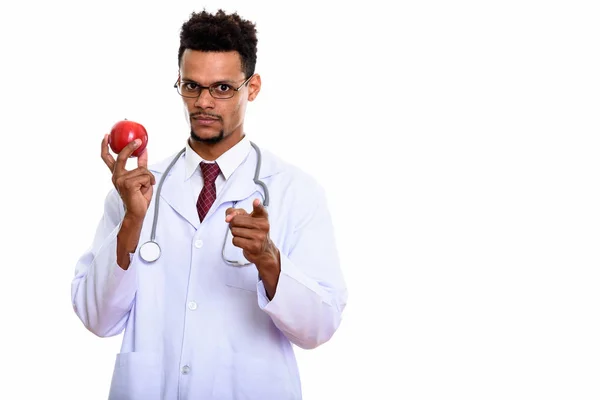 Ung afrikansk man läkare innehav röd apple samtidigt pekar på cam — Stockfoto