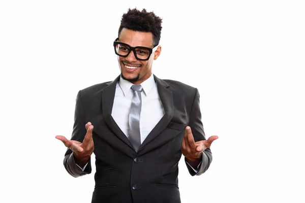 Giovane felice uomo d'affari africano sorridente mentre sembra confuso — Foto Stock