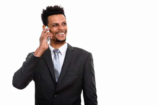 Joven empresario africano feliz sonriendo mientras habla en el móvil — Foto de Stock