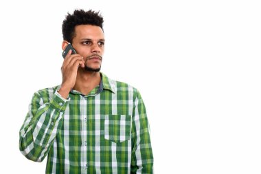 Cep telefonu t sırasında konuşan genç Afrika adam stüdyo çekim