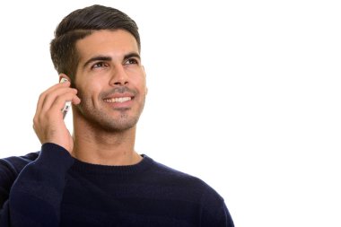 Gülümseyen ve cep telefonu ızg üzerinde konuşmak mutlu Farsça delikanlı