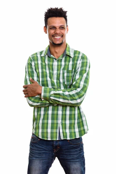 Estúdio tiro de jovem feliz homem africano sorrindo ao pensar wi — Fotografia de Stock