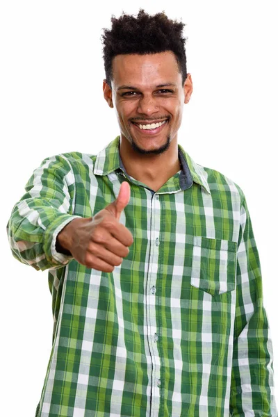 Estúdio tiro de jovem feliz homem africano sorrindo enquanto dando thum — Fotografia de Stock