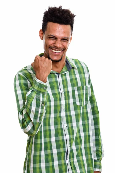 Estúdio tiro de jovem feliz homem africano sorrindo enquanto procura mot — Fotografia de Stock