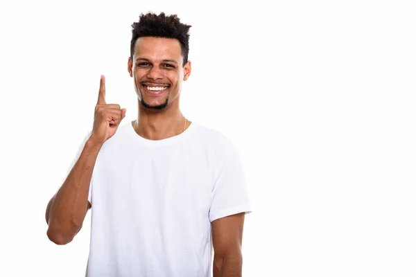 Estúdio tiro de jovem feliz homem africano sorrindo enquanto apontando fi — Fotografia de Stock