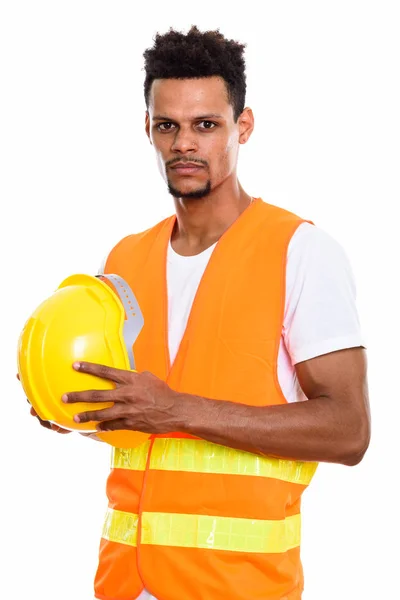 Hombre joven africano trabajador de la construcción sosteniendo casco de seguridad con — Foto de Stock