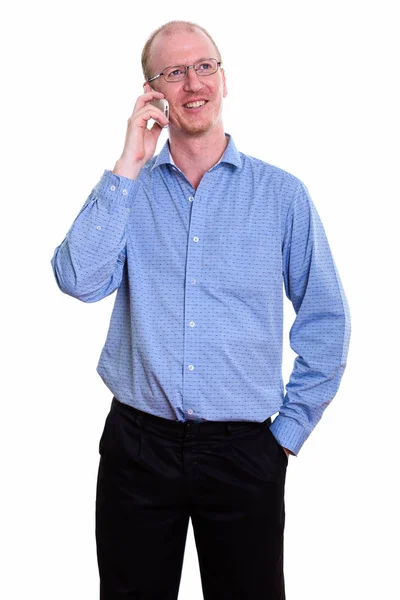 Feliz hombre de negocios sonriendo mientras habla en el teléfono móvil y delgado —  Fotos de Stock