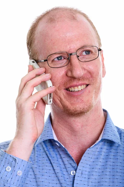 Rostro de hombre de negocios feliz sonriendo mientras habla por teléfono móvil —  Fotos de Stock
