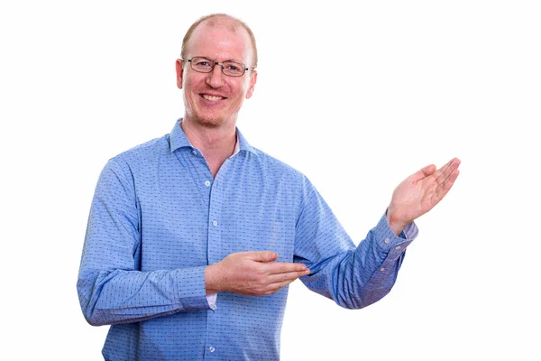 Estudio de tiro de hombre de negocios feliz sonriendo mientras muestra algo — Foto de Stock