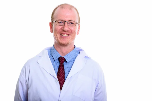 Студійний знімок щасливого лікаря, який посміхається під час носіння окулярів — стокове фото