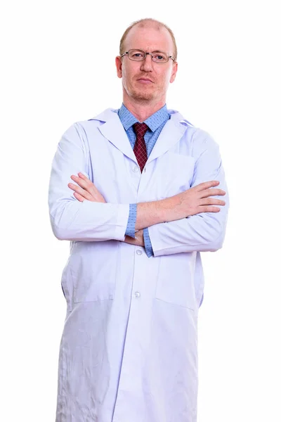 Студийный снимок человека-врача, стоящего со скрещенными руками — стоковое фото