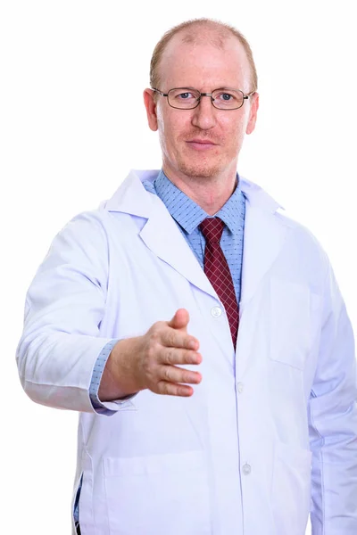 Студийный снимок мужчины-врача, пожимающего руку — стоковое фото