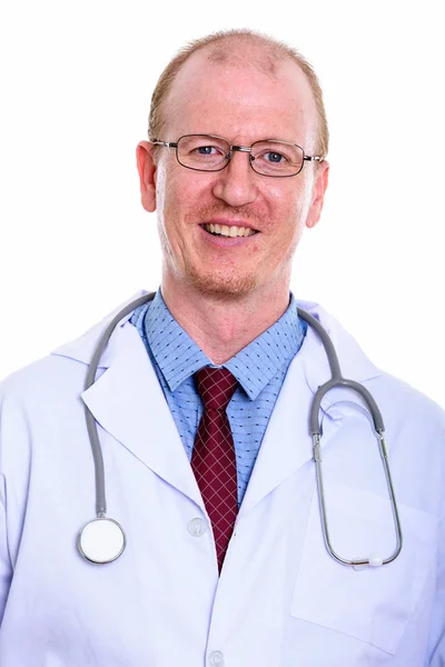 Estúdio tiro de homem feliz médico sorrindo — Fotografia de Stock