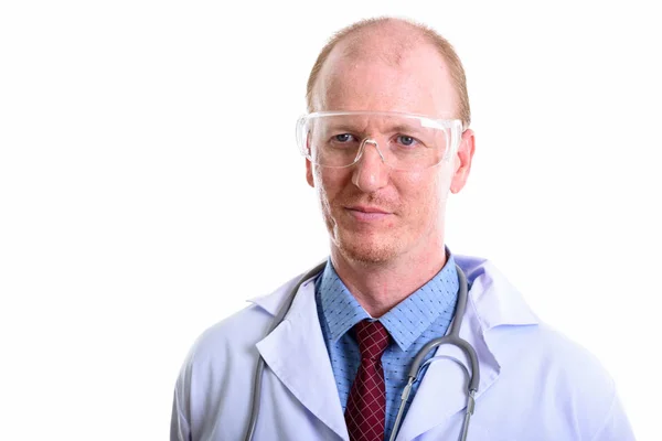 Студийный снимок человека-врача, думающего во время ношения защитных чашек — стоковое фото