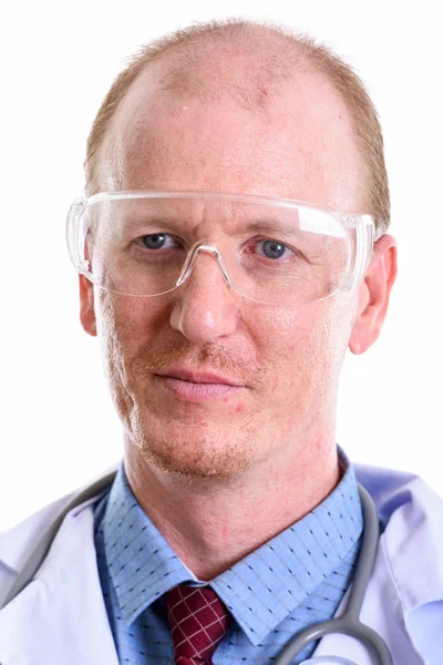 Πρόσωπο του γιατρού που σκέφτεται φορώντας προστατευτικά γυαλιά — Φωτογραφία Αρχείου