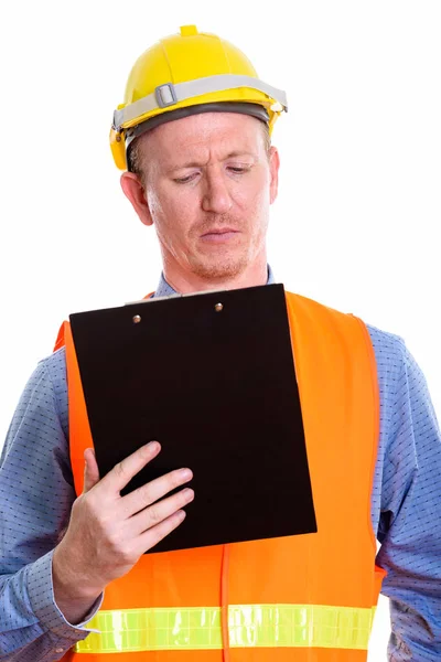 Estúdio tiro de homem trabalhador da construção leitura na área de transferência — Fotografia de Stock