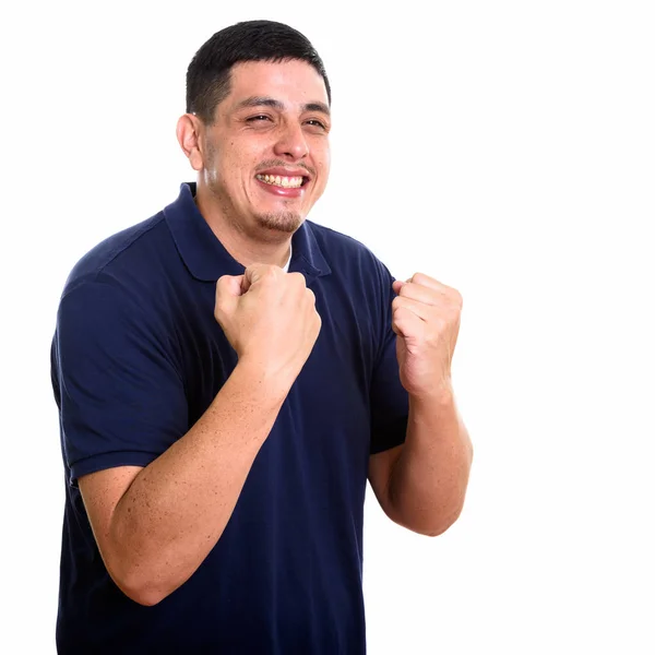 Pensativo jovem feliz hispânico homem sorrindo enquanto olhando excitar — Fotografia de Stock