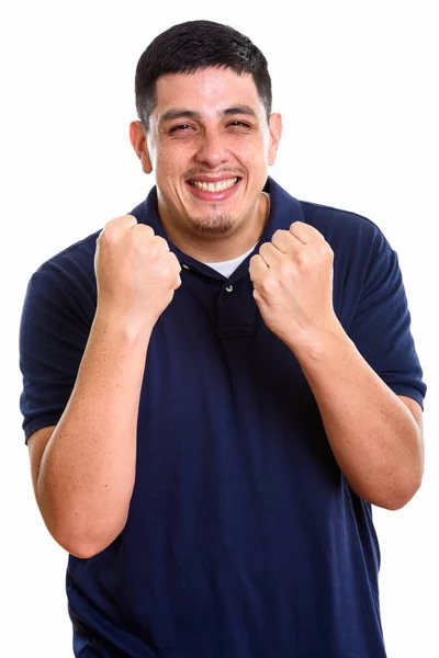Studioaufnahme eines jungen glücklichen hispanischen Mannes, der lächelt, während er Ex sieht — Stockfoto