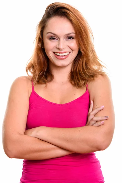 Estudio disparo de joven feliz brasileña sonriendo con los brazos cro —  Fotos de Stock