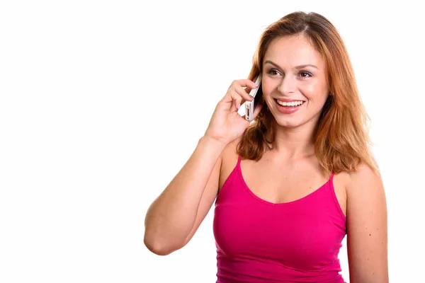 Joven mujer brasileña feliz sonriendo mientras habla por teléfono móvil — Foto de Stock