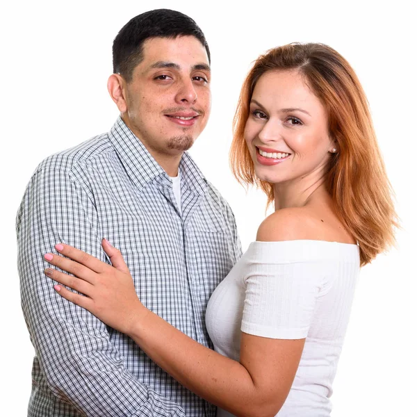 Estúdio tiro de jovem casal feliz sorrindo enquanto abraçando cada dente — Fotografia de Stock