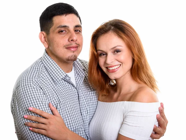 Joven pareja feliz sonriendo mientras se abrazan y mirando —  Fotos de Stock