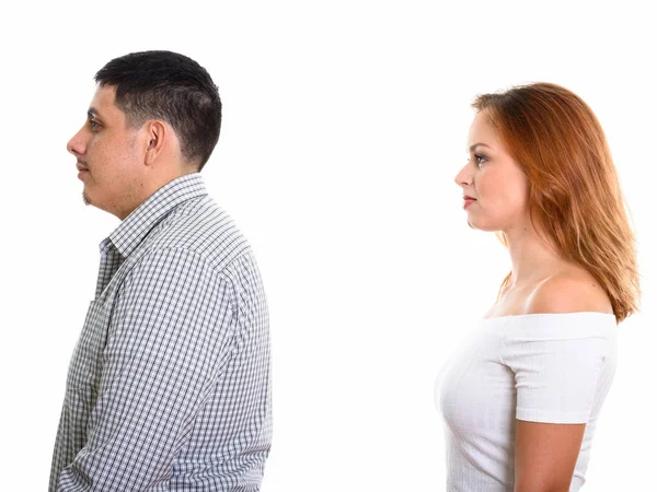 Profile view of young couple looking to the left together — Stock Photo, Image