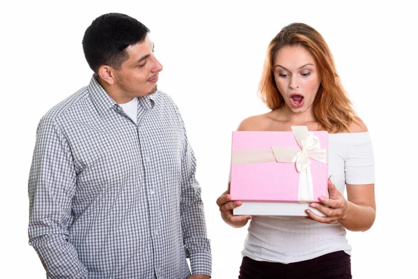 工作室拍摄的年轻夫妇在爱与女人打开礼品盒 — 图库照片