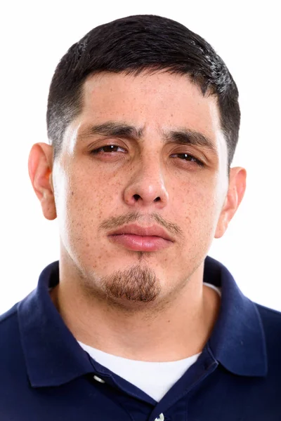 Gesicht eines jungen hispanischen Mannes, der verrückt aussieht — Stockfoto