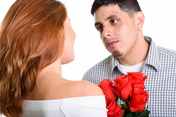 Jovem casal feliz sorrindo e apaixonado pelo homem olhando para a mulher — Fotografia de Stock