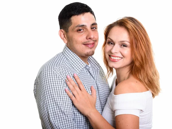 Mladý šťastný pár se usmívá a objímají se v lásce — Stock fotografie