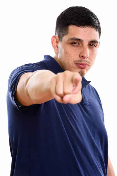 Studioaufnahme eines jungen hispanischen Mannes, der mit dem Finger auf die Kamera zeigt — Stockfoto