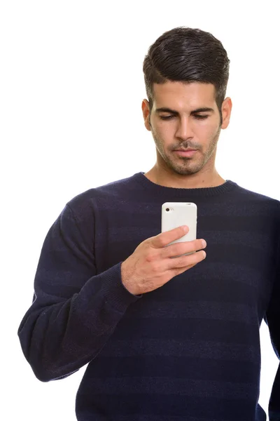 Fiatal jóképű perzsa férfi mobiltelefont használ — Stock Fotó