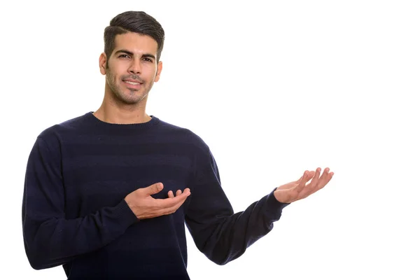 Joven hombre persa feliz sonriendo y mostrando algo — Foto de Stock