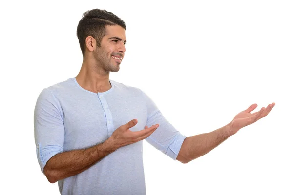 Joven hombre persa feliz sonriendo y mostrando algo — Foto de Stock